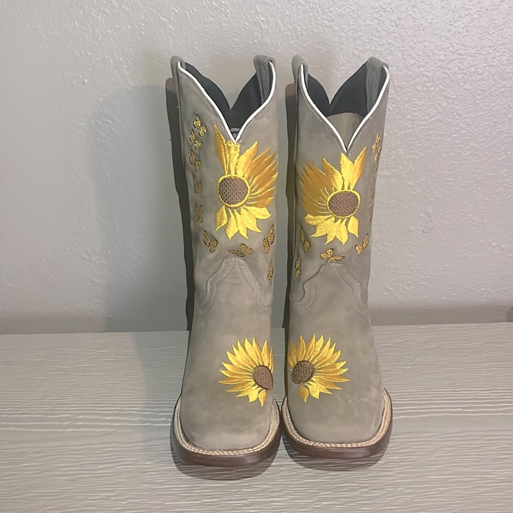 NEW Leather boots with sunflower and butterfly design